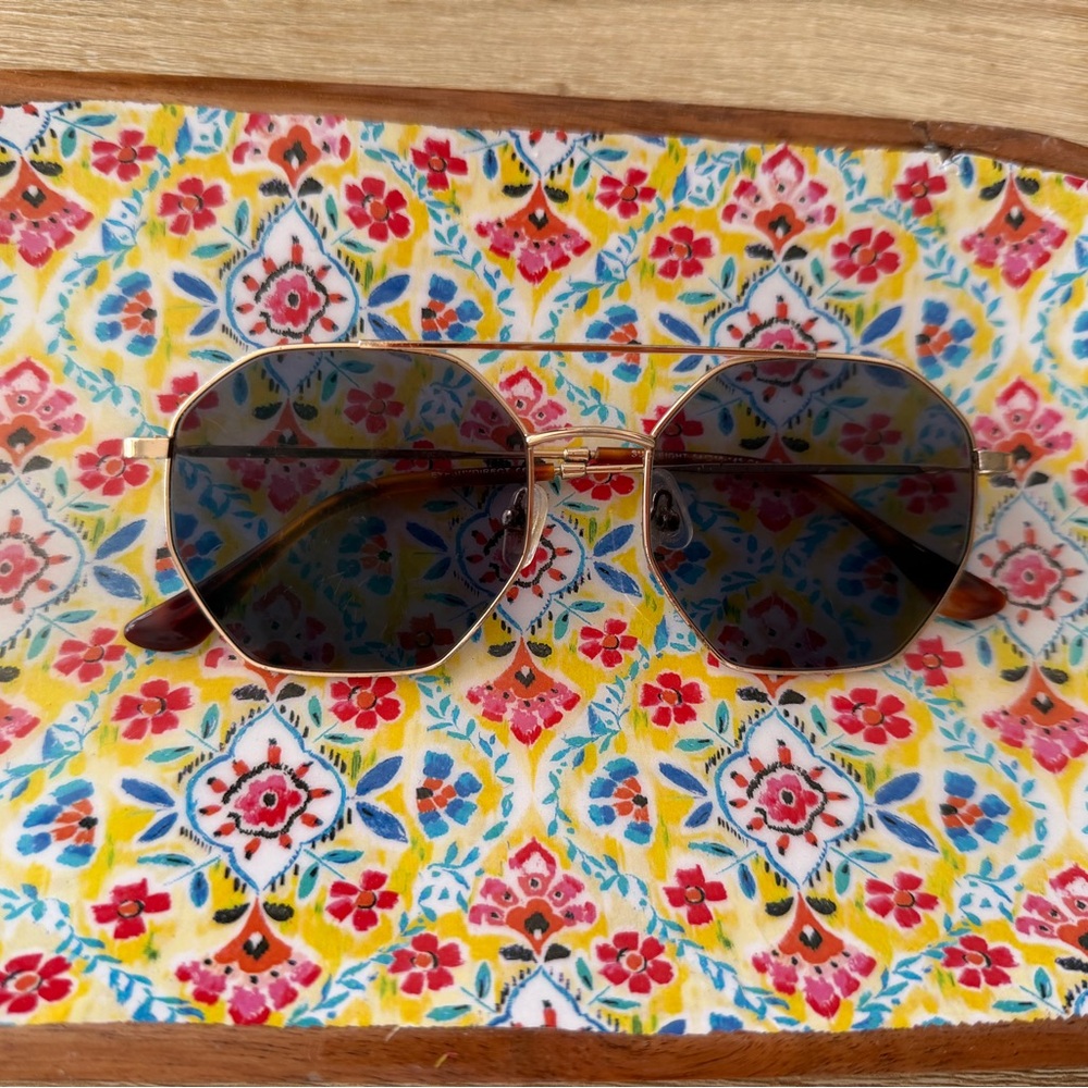 Stylish Gold Sunglasses